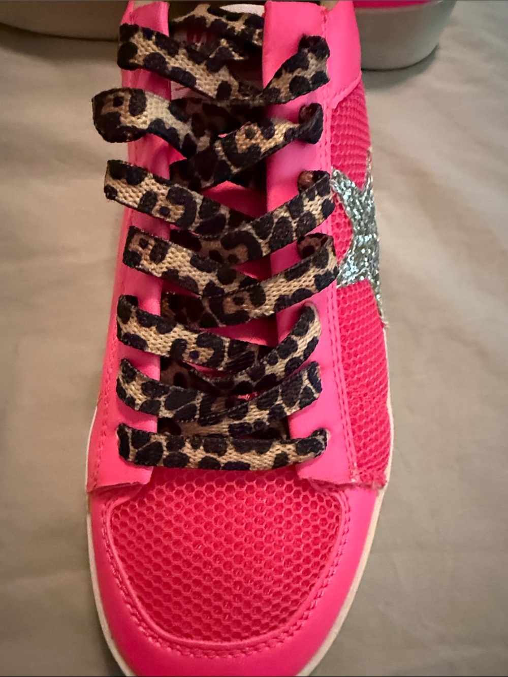 Mi.iM Neon Pink Sneakers with Leopard Laces and Silver Star Size 8 - Picture 4 of 4